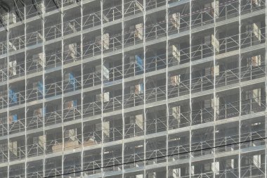  Binanın dış cephesinin yenilenmesi, koruma ağlı metal iskeleler