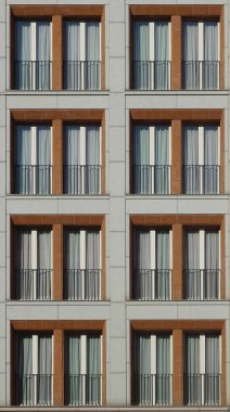 Geniş pencereli, simetrik mimarisi olan 70 'lerin dış cephesi.