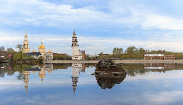 Schiefer Turm Und Teich Neviyansk Panorama Russland — Stockfoto