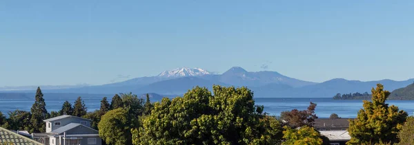 Заснеженный Вулкан Над Озером Таупо Панорамой Города — стоковое фото