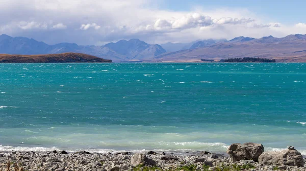 ニュージーランドのテカポ湖ターコイズブルーの水 — ストック写真