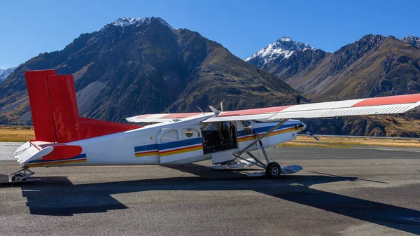 Τουριστικό Αεροπλάνο Στο Ορεινό Αεροδρόμιο Mount Cook National Park Νέα — Φωτογραφία Αρχείου