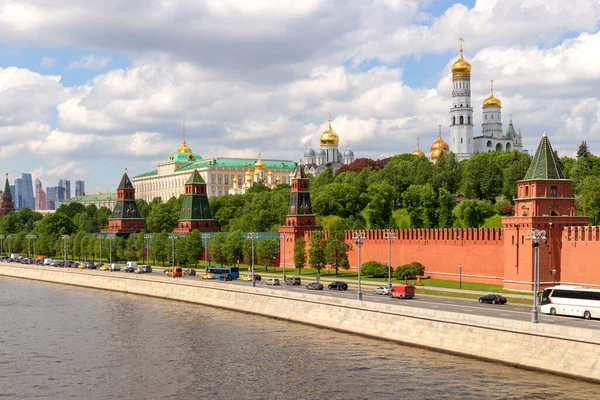 俄罗斯莫斯科瓦河上的克里姆林宫红墙 塔和教堂 — 图库照片