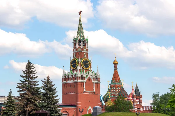 モスクワのSpasskayaタワークレムリンと聖バジル大聖堂ドーム ロシア ストック画像