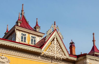 Tomsk 'ta ateş kuşları olan eski bir ev, Rus geleneksel ahşap oymacılığı. 