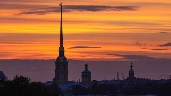 彼得大帝和保罗主教座堂在黎明时分的轮廓 俄罗斯圣彼得堡 — 图库照片