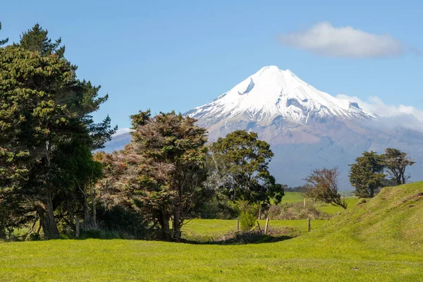 Faro Del Cabo Egmont Con Volcán Taranaki Fondo Nueva Zelanda — Foto de Stock