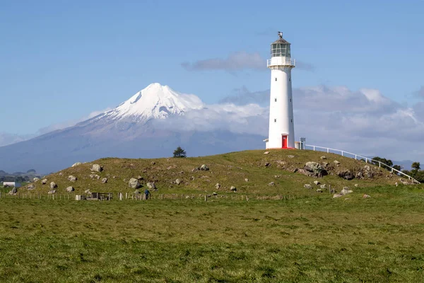 Φάρος Του Ακρωτηρίου Egmont Φόντο Ηφαίστειο Taranaki Νέα Ζηλανδία — Φωτογραφία Αρχείου
