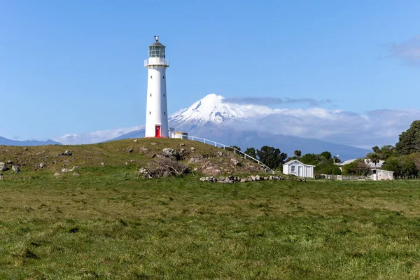 Arka Planda Taranaki Volkanı Olan Cape Egmont Deniz Feneri Yeni — Stok fotoğraf