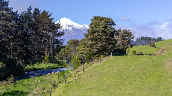 Maják Cape Egmont Sopkou Taranaki Pozadí Nový Zéland — Stock fotografie
