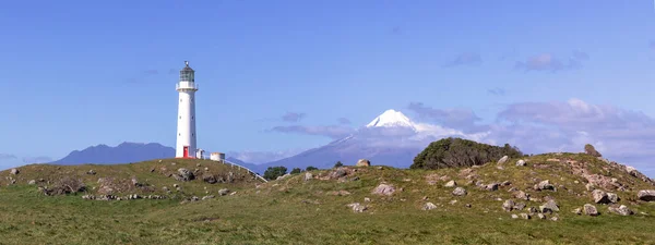 Farol Cabo Egmont Com Vulcão Taranaki Fundo Nova Zelândia — Fotografia de Stock