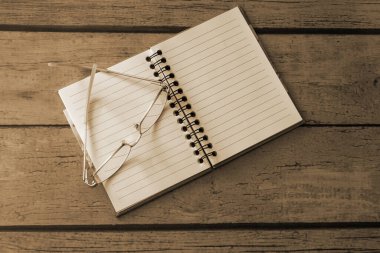 Ahşap masada temiz defter ve bardakları aç