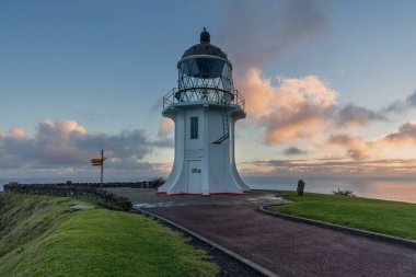 Cape Reinga deniz fenerinde şafak vakti, Yeni Zelanda