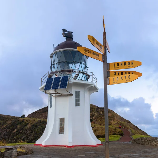 Cape Reinga Deniz Feneri Yeni Zelanda Dan Sarı Oklu Işaret — Stok fotoğraf