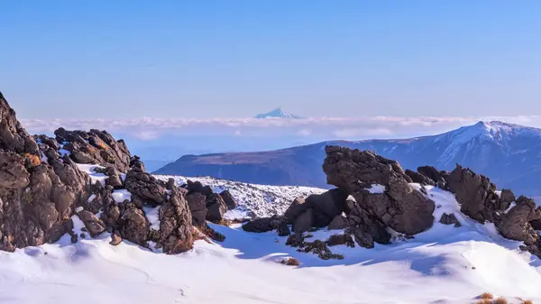 산에서 타라나키 화산의 구름을 깨고있다 뉴질랜드 로열티 프리 스톡 사진