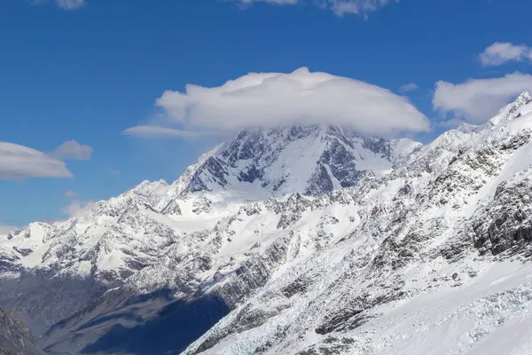 新西兰南部阿尔卑斯库克峰被雪覆盖 免版税图库图片