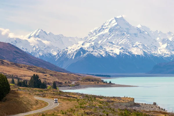 スノーはニュージーランドのプカキ湖上にクック山と南アルプスを捕獲しました ストック画像