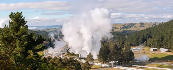 Grüne Energie Panorama Eines Dampfenden Geothermie Kraftwerks Wairakei lizenzfreie Stockbilder