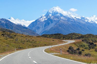 Cook Dağı Ulusal Parkı 'na giden yol, muhteşem kar kaplı yol üzerinde aşçı dağı.