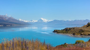 Yaz günü Pukaki Gölü 'nde Yeni Zelanda' da kar ve Güney Alpleri tepeledi.