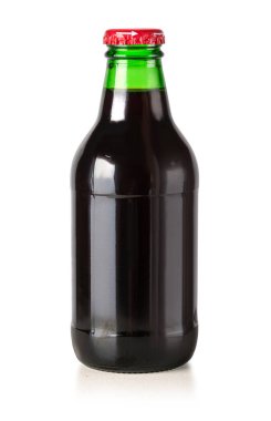 Beyaz arka planda izole edilmiş yeşil cam bir şişe şablonu. Soda, kola ve elma şarabı için siyah şişelerde alkol markası. kırpma yolu ile