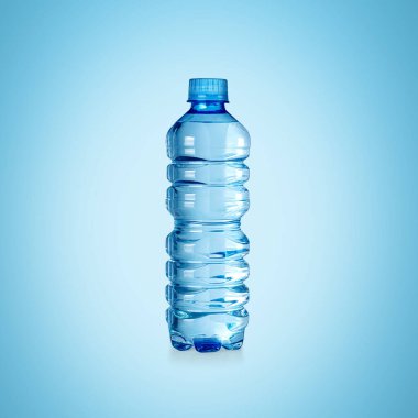 Mavi arka planda izole edilmiş plastik su şişeleri, kırpma yolu.