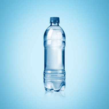 Mavi arka planda izole edilmiş plastik su şişesi, .Ürün paketleme