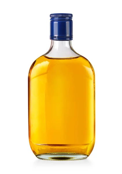 Kleine Flache Flasche Whiskey Isoliert Auf Weiß Mit Clipping Pfad — Stockfoto