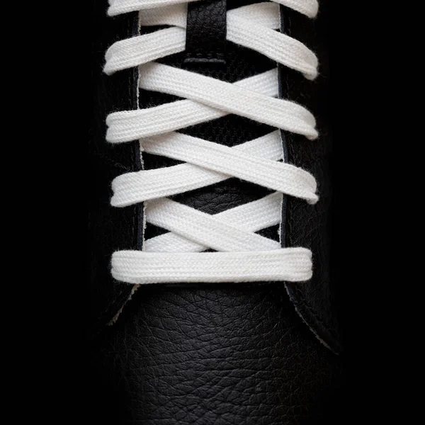 特写镜头的跑步鞋的鞋带 在黑白 — 图库照片