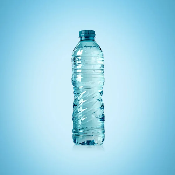 Bottiglia Acqua Plastica Isolata Sfondo Blu Product Imballaggio — Foto Stock
