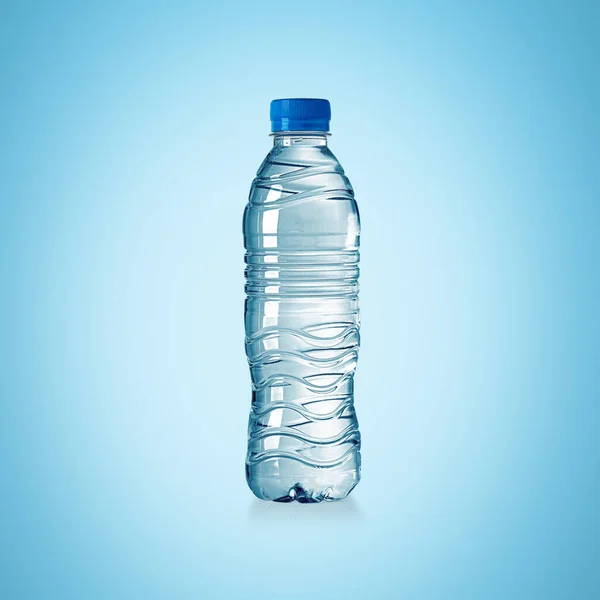 Plastic Waterfles Geïsoleerd Blauwe Achtergrond Product Verpakking — Stockfoto