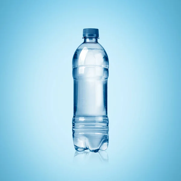 Bottiglia Acqua Plastica Isolata Sfondo Blu Product Imballaggio — Foto Stock