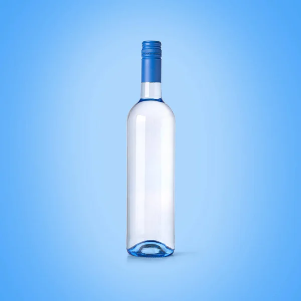 Blaues Glas Weinflasche Auf Bue Hintergrund Isoliert Produktverpackung Mit Schnittpfad — Stockfoto