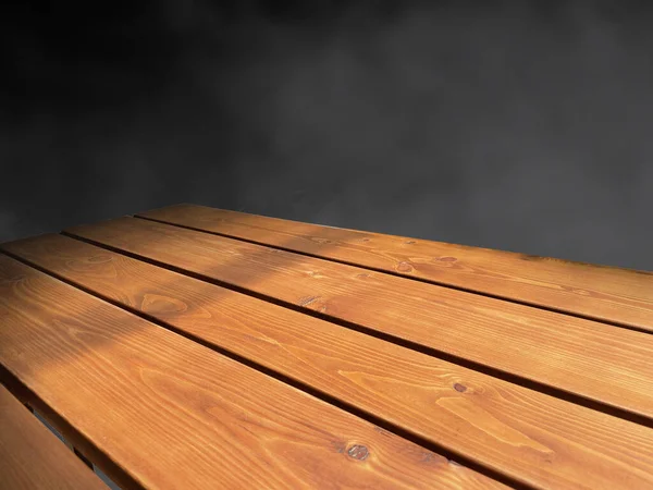 暗い部屋での製品表示のための木製のテーブル — ストック写真