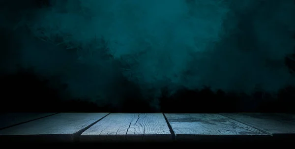Ein Geheimnisvoller Holztisch Einer Schwarzen Wand Vor Dunkelblauem Raumhintergrund Zur — Stockfoto