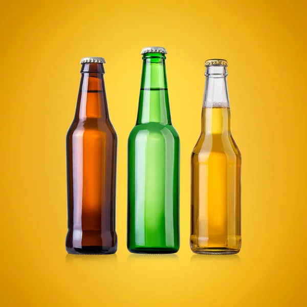 Γυάλινες Φιάλες Μπύρας Κίτρινο Φόντο Θέση Για Κείμενο Συσκευασία Προϊόντος — Φωτογραφία Αρχείου