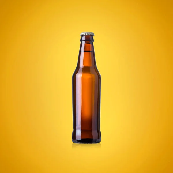 茶色の背景にビールのグラスボトルテキストのための場所と 製品の梱包 — ストック写真