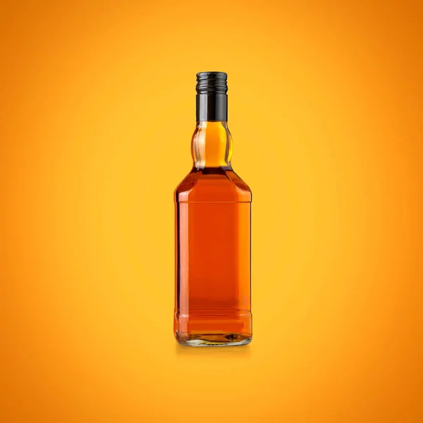 威士忌瓶空白在棕色背景的文字 带有裁剪路径 — 图库照片