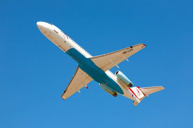 Chisinau, Moldova - 19 Ağustos 2014 Avusturya Havayolları Fokker F100 Chisinau Uluslararası Havalimanı 'ndan havalanmıştır.