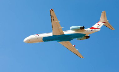 Chisinau, Moldova - 19 Ağustos 2014 Avusturya Havayolları Fokker F100 Chisinau Uluslararası Havalimanı 'ndan havalanmıştır.