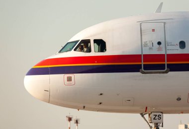 Chisinau, Moldova - 19 Ağustos 2014 Meridiana Airbus A320-232 Chisinau Uluslararası Havalimanı