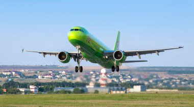 Kişinev, Moldova - 19 Ağustos 2014:: S7 Airlines Airbus A321 kalkıyor. Chisinaul Uluslararası Havaalanı 19 Ağustos 2014 tarihinde
