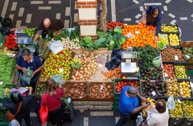 Funchal, Madeira - 27 Aralık 2019: Bilinmeyen insanlar ünlü Mercado dos Lavradores 'in sebze pazarından alışveriş yapıyorlar. Portekiz