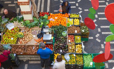 Funchal, Madeira - 27 Aralık 2019: Bilinmeyen insanlar ünlü Mercado dos Lavradores 'in sebze pazarından alışveriş yapıyorlar. Portekiz