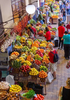 Funchal, Madeira - 27 Aralık 2019: Bilinmeyen insanlar ünlü Mercado dos Lavradores 'in sebze pazarından alışveriş yapıyorlar. Portekiz