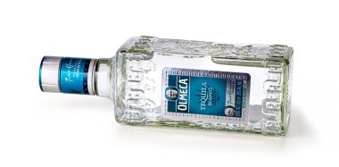 Anapa, Rusya, 10 Ağustos 2022: Beyaz sırtlı OLMECA TEQUILA Şişe