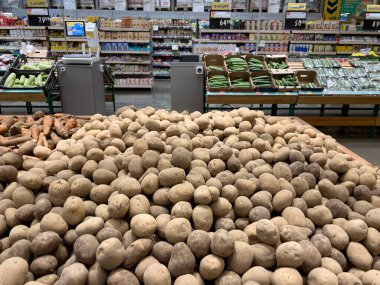 Novorossiysk, Rusya - 29 Mayıs 2022: Süpermarketin satış bölgesindeki sebze bölümündeki vitrinler. Rusya 'daki büyük Lenta mağazası