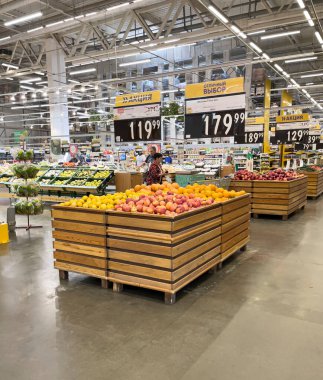 Novorossiysk, Rusya - 29 Mayıs 2022: Süpermarketin satış bölgesindeki sebze bölümündeki vitrinler. Rusya 'daki büyük Lenta mağazası