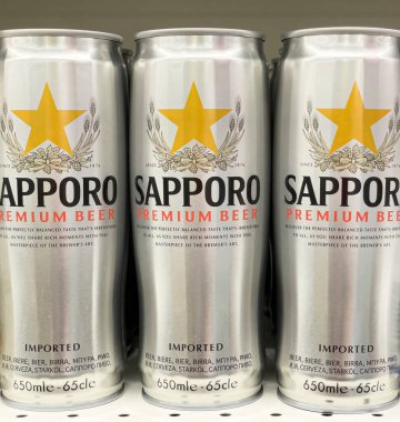 Anapa, Rusya, 3 Ağustos 2022: Magnit süpermarketinin raflarında bir kutu Sapporo birası