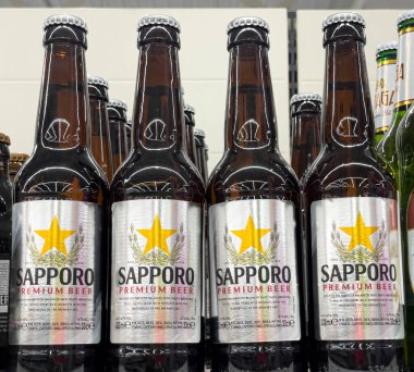 Anapa, Rusya, 03 Ağustos 2022: Magnit süpermarketinin raflarında bir şişe Sapporo birası